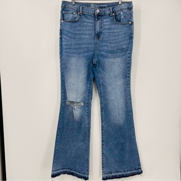 No Boundaries High Rise Stretch Boot Cut Light Wash Distressed Jeans Size 17 - Picture 1 of 4